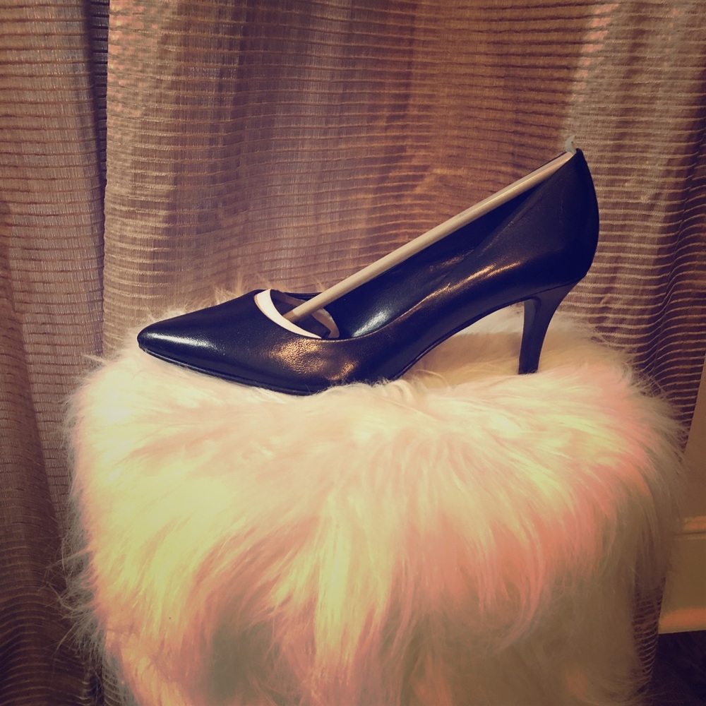 Brand new Nine West black pumps